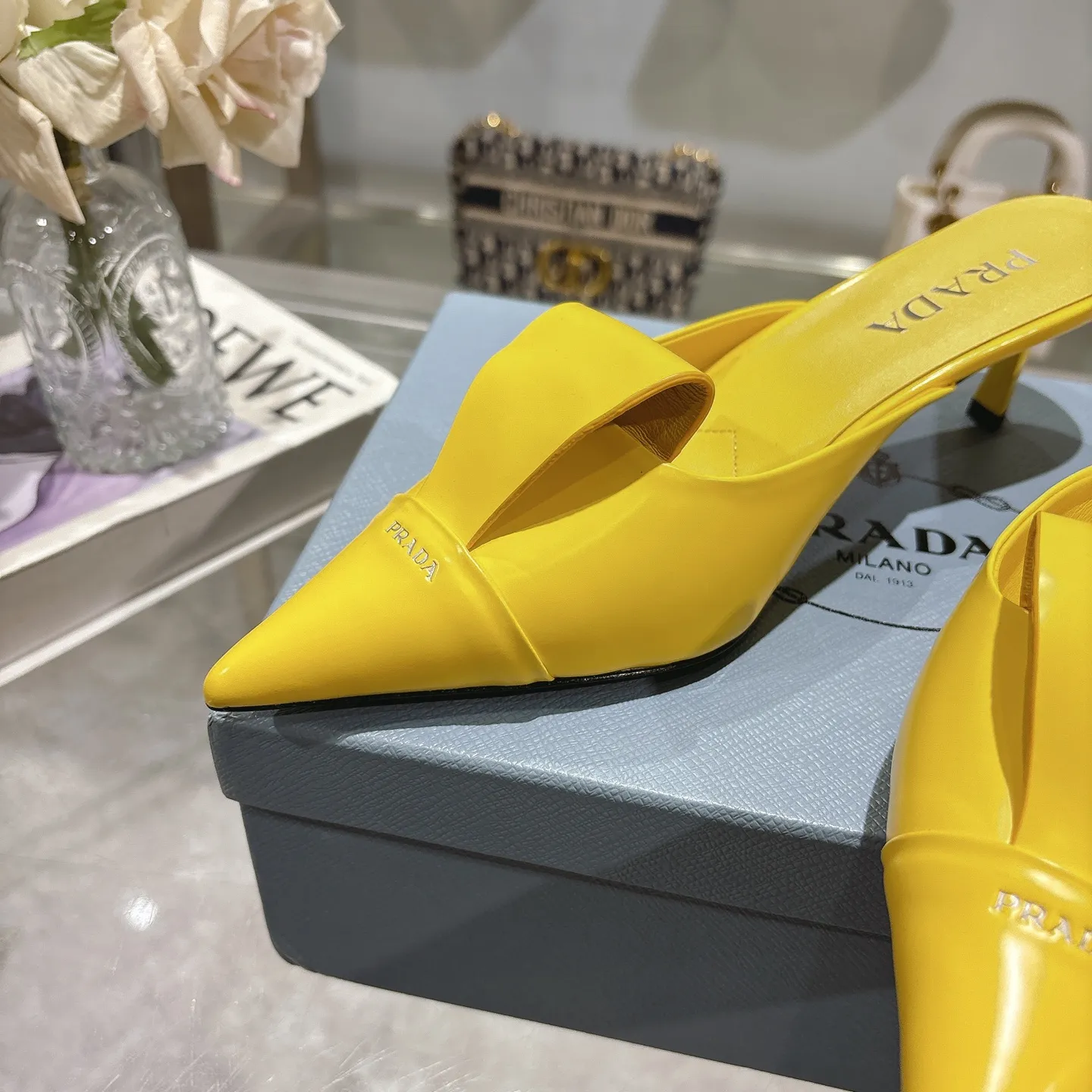👟👟Ex-factory price 540👟👟 PRADA* Prada 25ss spring and summer new Mary Jane pointed-toe high-heeled shoes fashion shoes. Purchased from the original version and developed 1:1, perfect details, comfortable on the feet, can be matched with beautiful spring and summer clothes, exquisite and durable 🤩 ✔Upper: original open edge beaded cowhide ✔Inner lining: sheepskin ✔Outsole: Italian leather outsole ✔Heel height: 5.5cm, 7.5cm ✔Number of yards: 35-40 (41 can be customized and non-refundable) ✔Packaging: original full set of packaging